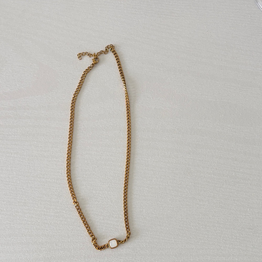 Chic Gold Necklace with Square Pendant